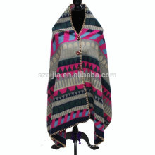 Las señoras de la manera imprimen capas del poncho del invierno con el botón